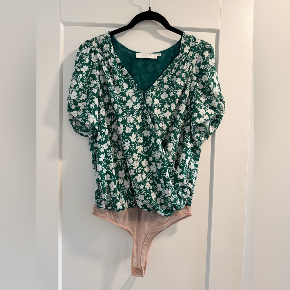 ASTR green floral short sleeve bodysuit
